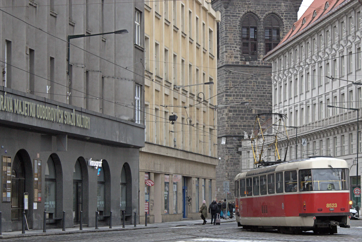 Pražská ulice s tramvají